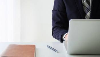 パソコンに向かう男性